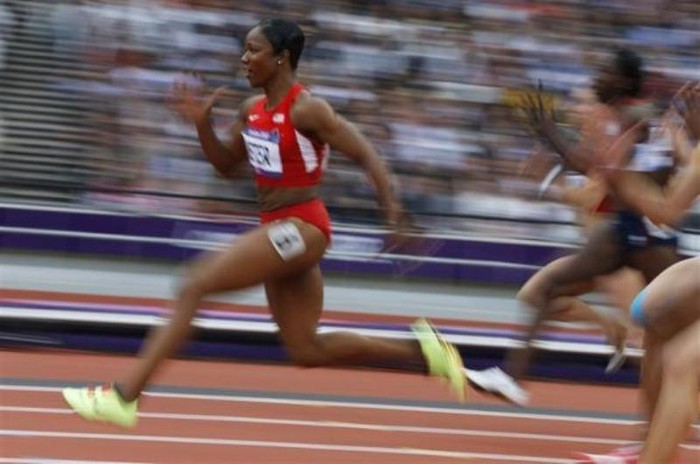 Carmelita Jeter của Mỹ bứt lên trong nội dung 100m nữ.
